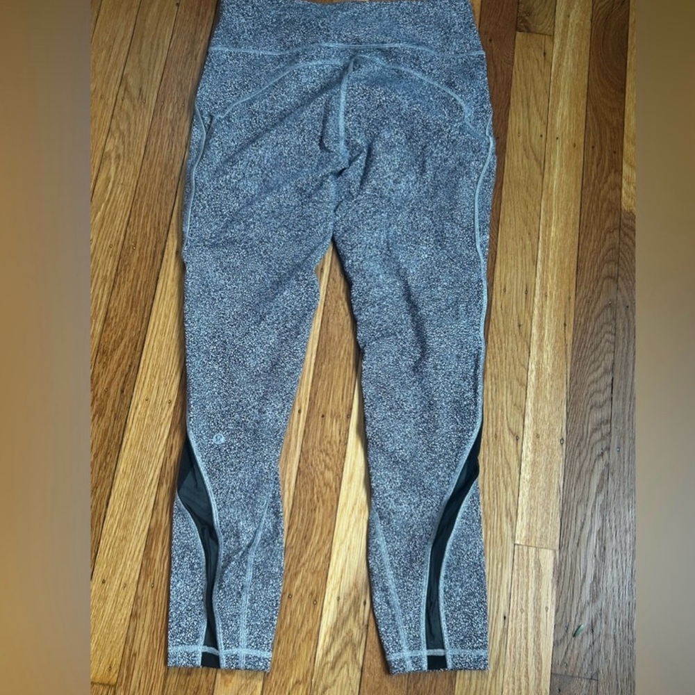 Lululemon 7/8 leggings with zips and mesh panels EUC size 8